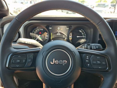 Used 2024 Jeep Wrangler Unlimited w/ Convenience Group AWD/4WD image 18