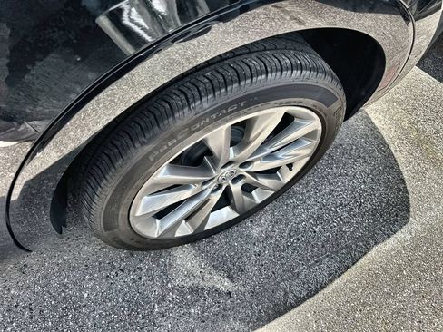 Used 2022 Buick Envision Avenir w/ Technology Package II FWD image 5