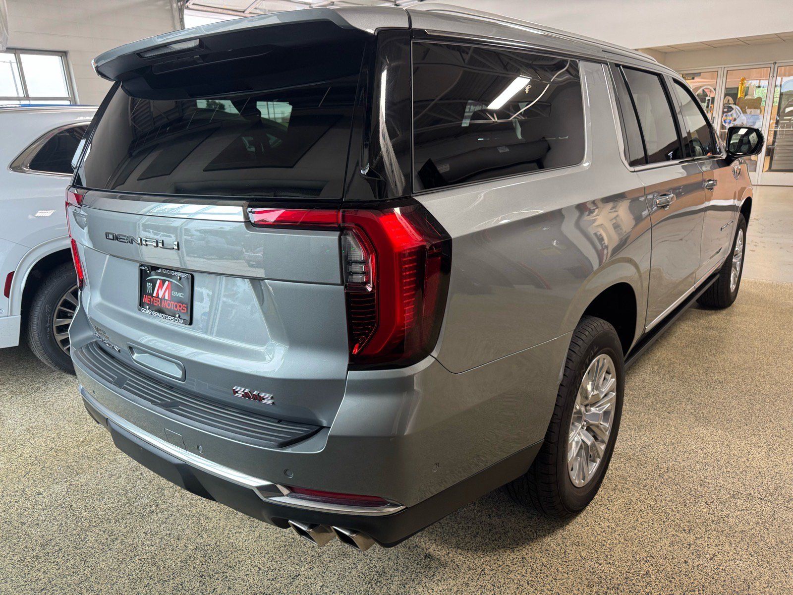Used 2025 GMC Yukon XL Denali w/ Sun & Power Step Package AWD/4WD image 5