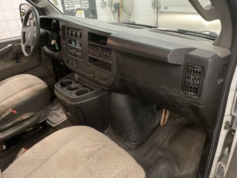 Used 2017 GMC Savana 2500 RWD image 16