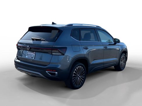 Certified 2025 Volkswagen Taos SE w/ Panoramic Sunroof Package FWD image 5