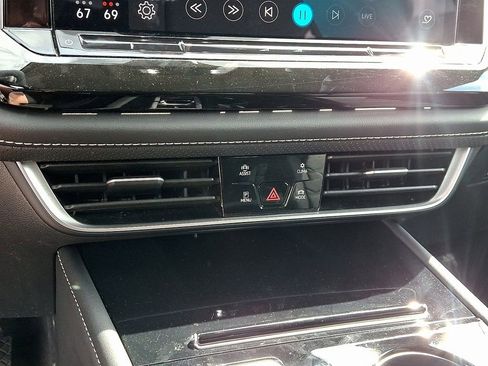 Used 2025 Volkswagen Atlas SE image 16