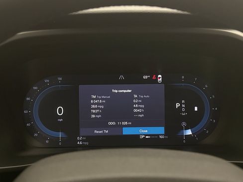 Used 2025 Volvo XC40 B5 Plus AWD/4WD image 9