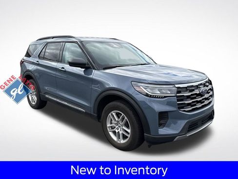 Used 2025 Ford Explorer Active AWD/4WD image 1