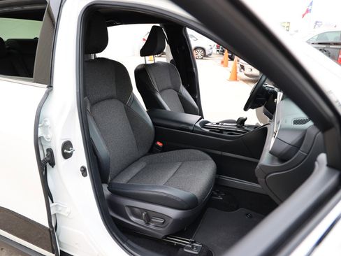 Used 2023 Toyota Crown Limited image 44