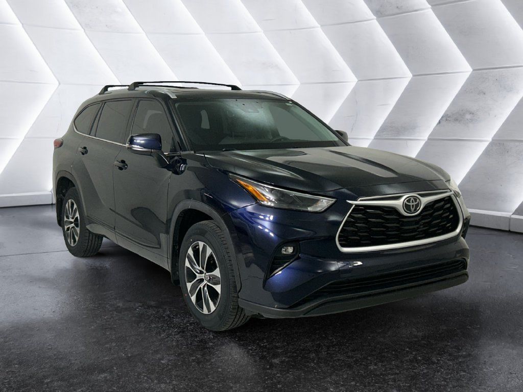Used 2023 Toyota Highlander XLE AWD/4WD image 1