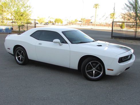 Used 2010 Dodge Challenger SE image 3