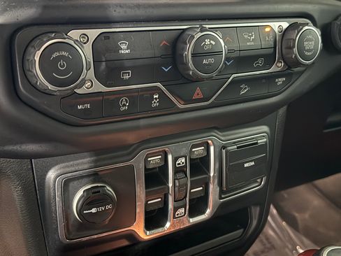 Used 2018 Jeep Wrangler Unlimited Sahara image 16