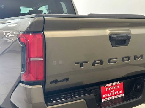 Certified 2025 Toyota Tacoma TRD Off-Road AWD/4WD image 7