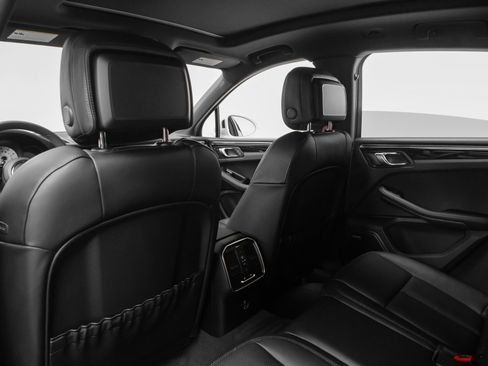 Used 2025 Porsche Macan image 37