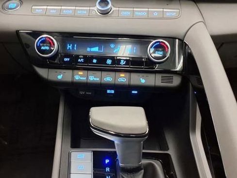 Used 2025 Hyundai Elantra SEL image 32