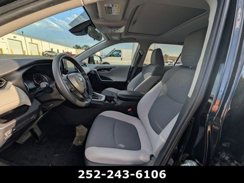 Used 2019 Toyota RAV4 XLE w/ Convenience Package FWD image 11