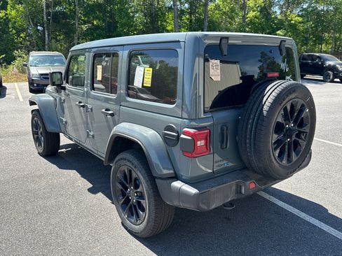 Used 2025 Jeep Wrangler Unlimited Sahara w/ Safety Group AWD/4WD image 8