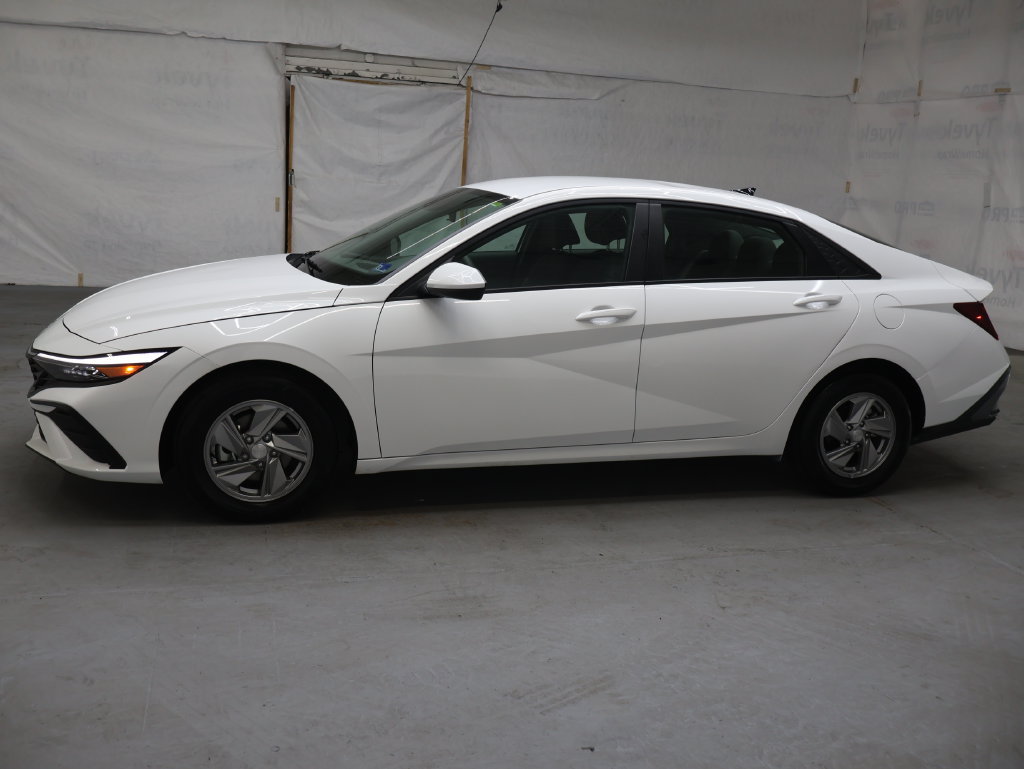 Used 2026 Hyundai Elantra SE FWD image 4