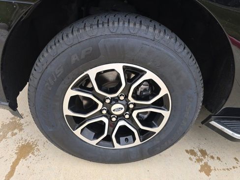 Used 2023 Ford Expedition XLT image 9