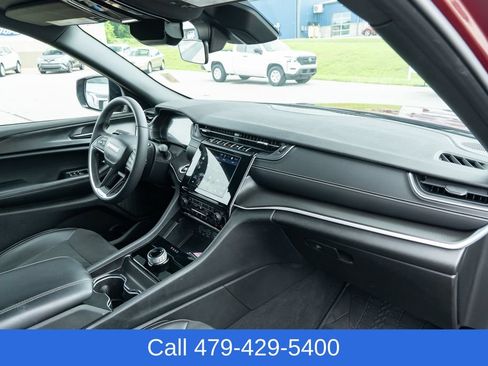 Used 2025 Jeep Grand Cherokee Altitude AWD/4WD image 41