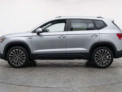 Used 2025 Volkswagen Taos SE image 5