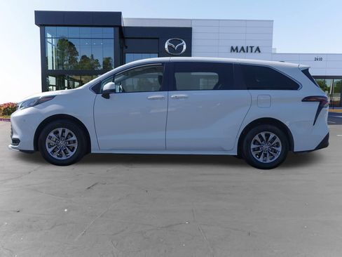 Used 2024 Toyota Sienna LE FWD image 6