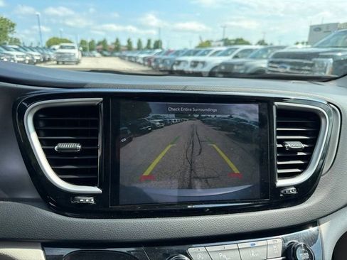 Used 2023 Chrysler Pacifica Touring-L FWD image 25