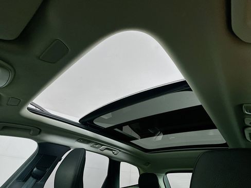 Used 2025 Volvo XC60 B5 Plus image 25