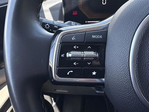 Used 2025 Kia Carnival FWD image 17