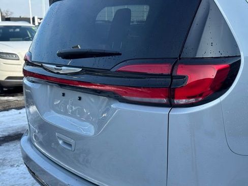 Used 2024 Chrysler Pacifica Touring-L image 6