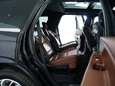 Used 2025 Lincoln Navigator Reserve image 30