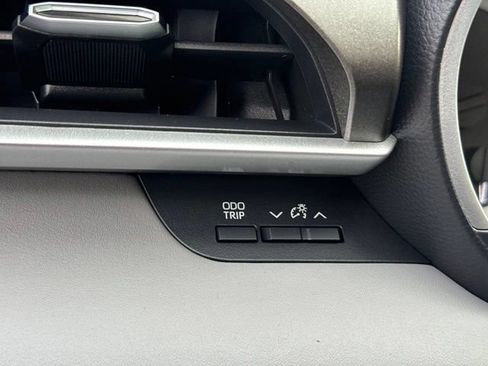 Used 2023 Toyota Highlander XLE AWD/4WD image 23