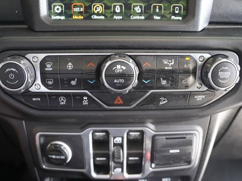Used 2018 Jeep Wrangler Unlimited Sahara AWD/4WD image 20