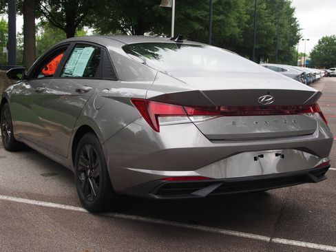 Used 2023 Hyundai Elantra SEL w/ Cargo Package FWD image 5