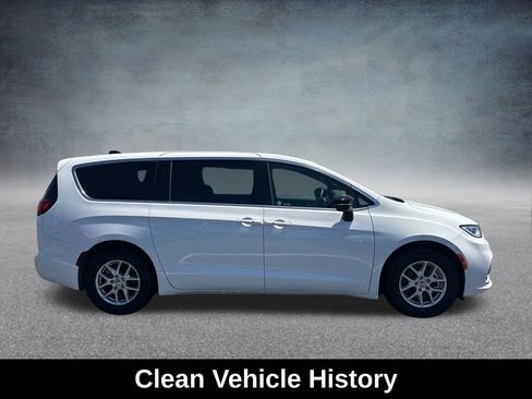 Used 2025 Chrysler Pacifica Select FWD image 7