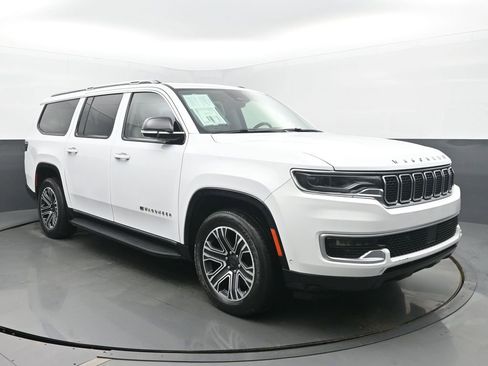 Used 2023 Jeep Wagoneer L Base w/ Premium Group I image 7