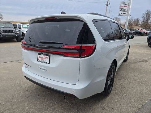 New 2026 Chrysler Pacifica Select w/ S Appearance Package FWD image 10