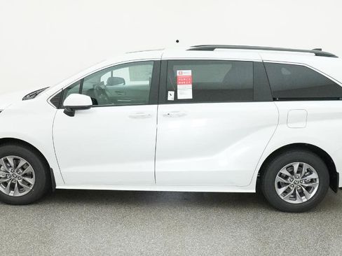 New 2026 Toyota Sienna XLE FWD image 6