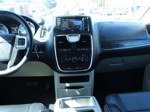Used 2016 Chrysler Town & Country Touring image 10
