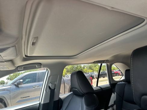 Used 2021 Toyota RAV4 XLE Premium AWD/4WD image 5