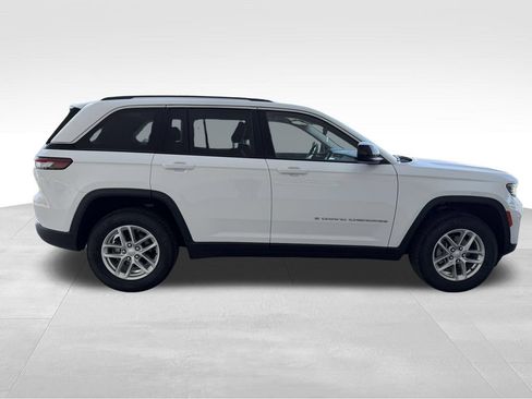 Used 2023 Jeep Grand Cherokee Laredo w/ Luxury Tech Group I AWD/4WD image 5