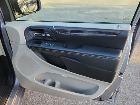 Used 2016 Chrysler Town & Country Touring image 26