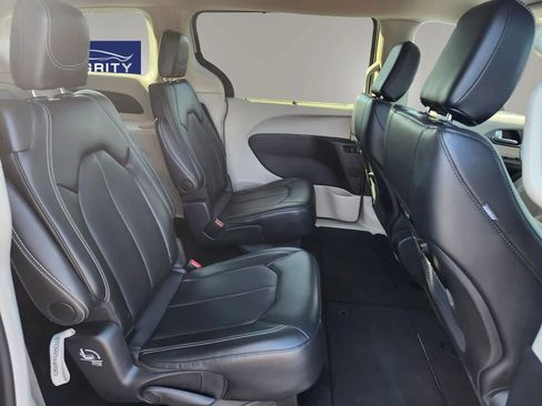 Used 2024 Chrysler Pacifica Touring-L FWD image 29