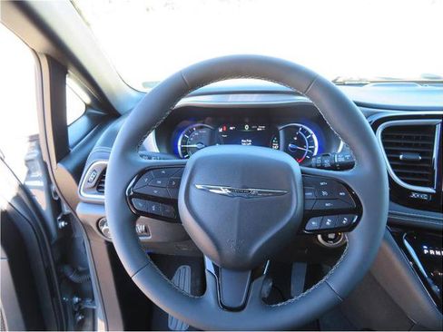 Used 2022 Chrysler Pacifica Touring-L w/ S Appearance Package image 11