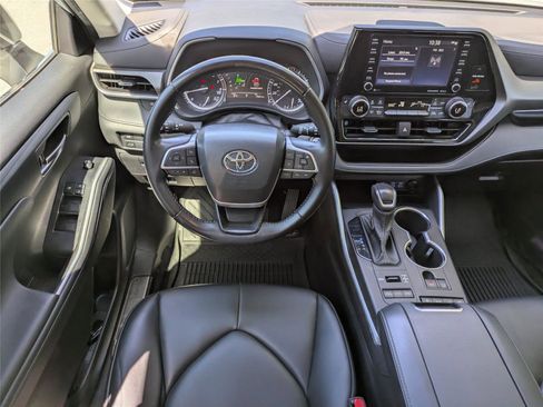 Used 2022 Toyota Highlander XLE AWD/4WD image 19