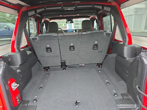 Used 2025 Jeep Wrangler Unlimited Sport AWD/4WD image 5