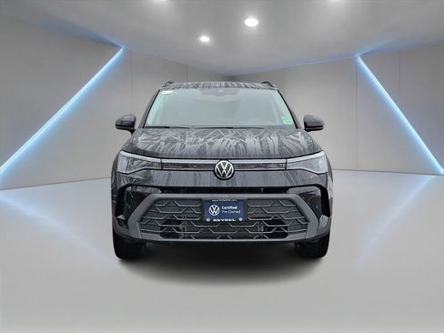 Certified 2025 Volkswagen Taos SE image 2