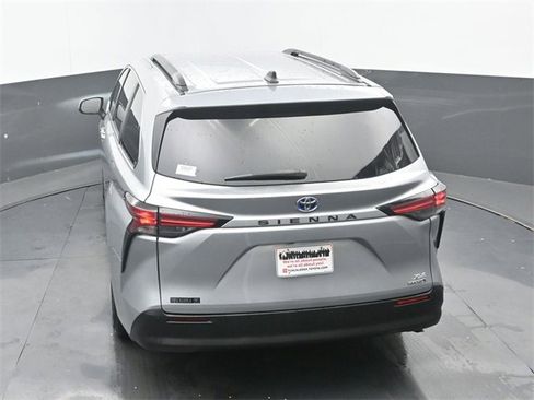 Used 2022 Toyota Sienna XLE image 33
