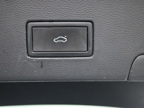 Used 2021 Volkswagen Atlas Cross Sport SE image 16