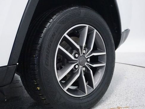 Certified 2019 Jeep Grand Cherokee Limited w/ Luxury Group II image 20