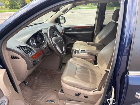 Used 2016 Chrysler Town & Country Touring-L FWD image 4
