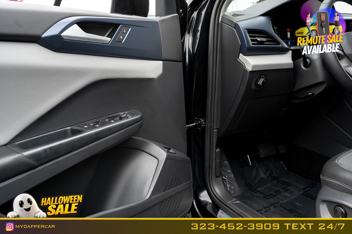 Used 2023 Volkswagen Taos SE w/ Panoramic Sunroof Package FWD image 11