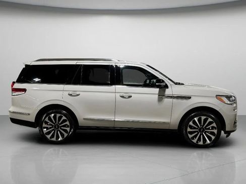 Used 2022 Lincoln Navigator Reserve image 2