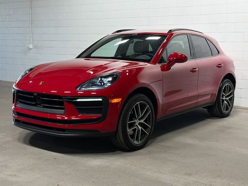 Certified 2025 Porsche Macan image 1